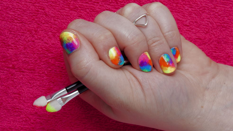 40 Awesome Nail Ideas You Should Try : Peach & Pink Swirl Almond Nails